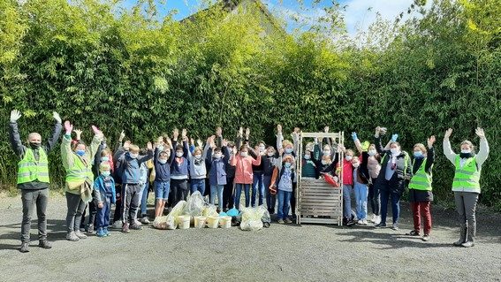 Ramassage de déchets à la Ferté-Bernard par des élèves de 6e